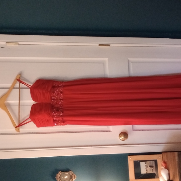 Strapless Betsy and Adam gown - Picture 2 of 4